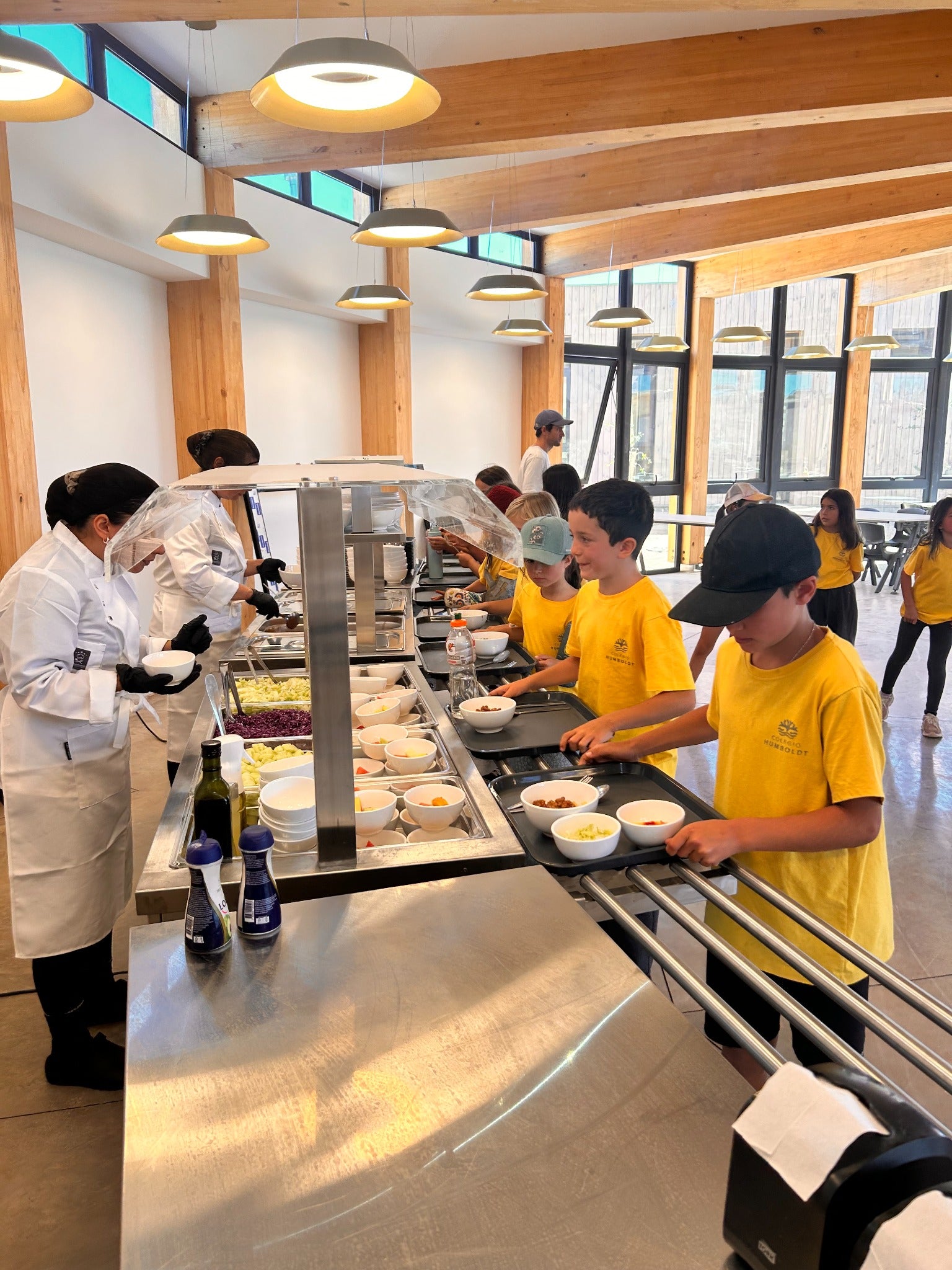 Niños recibiendo su almuerzo en el buffet