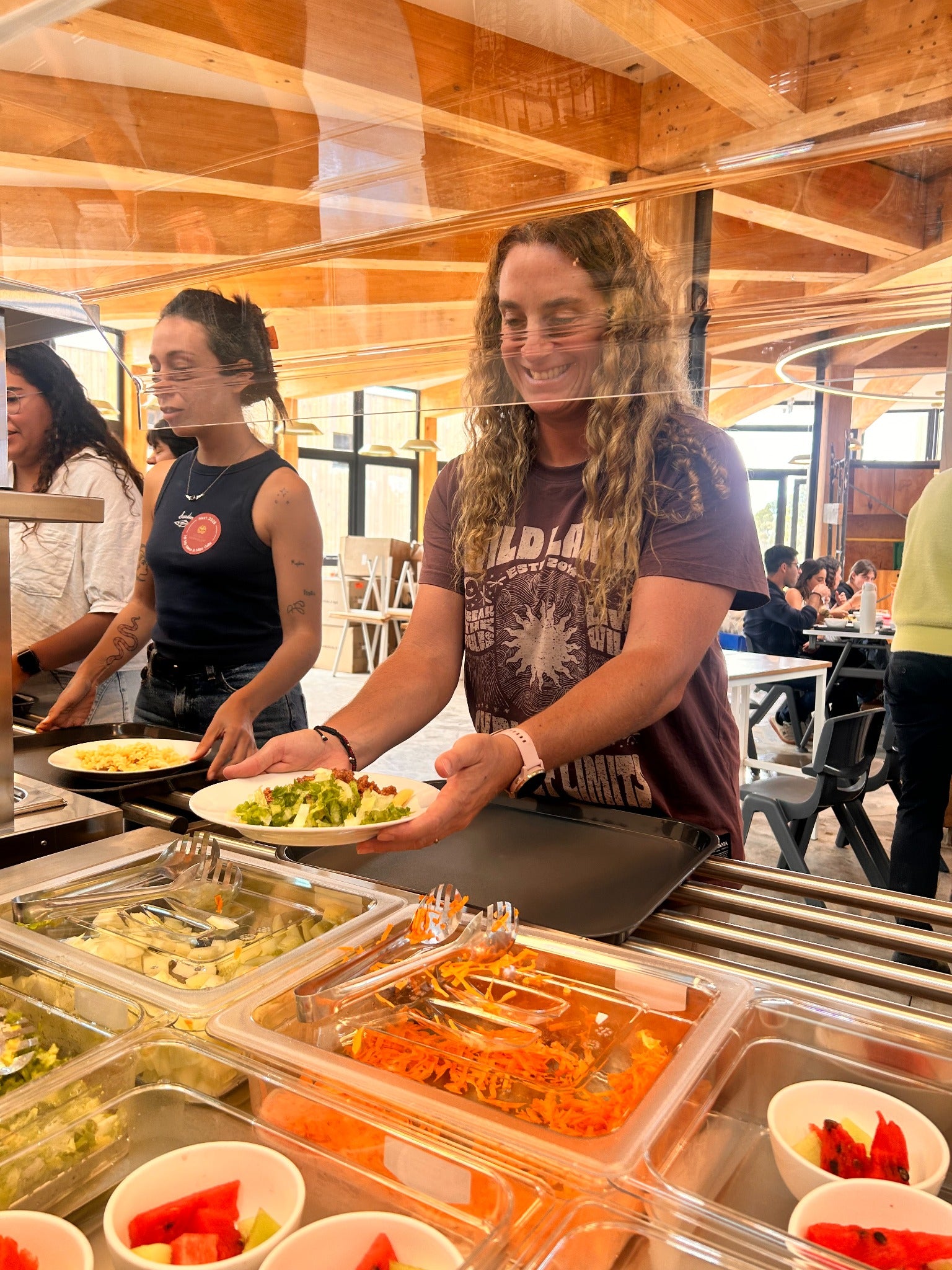 Cliente recibiendo un plato de ensalada