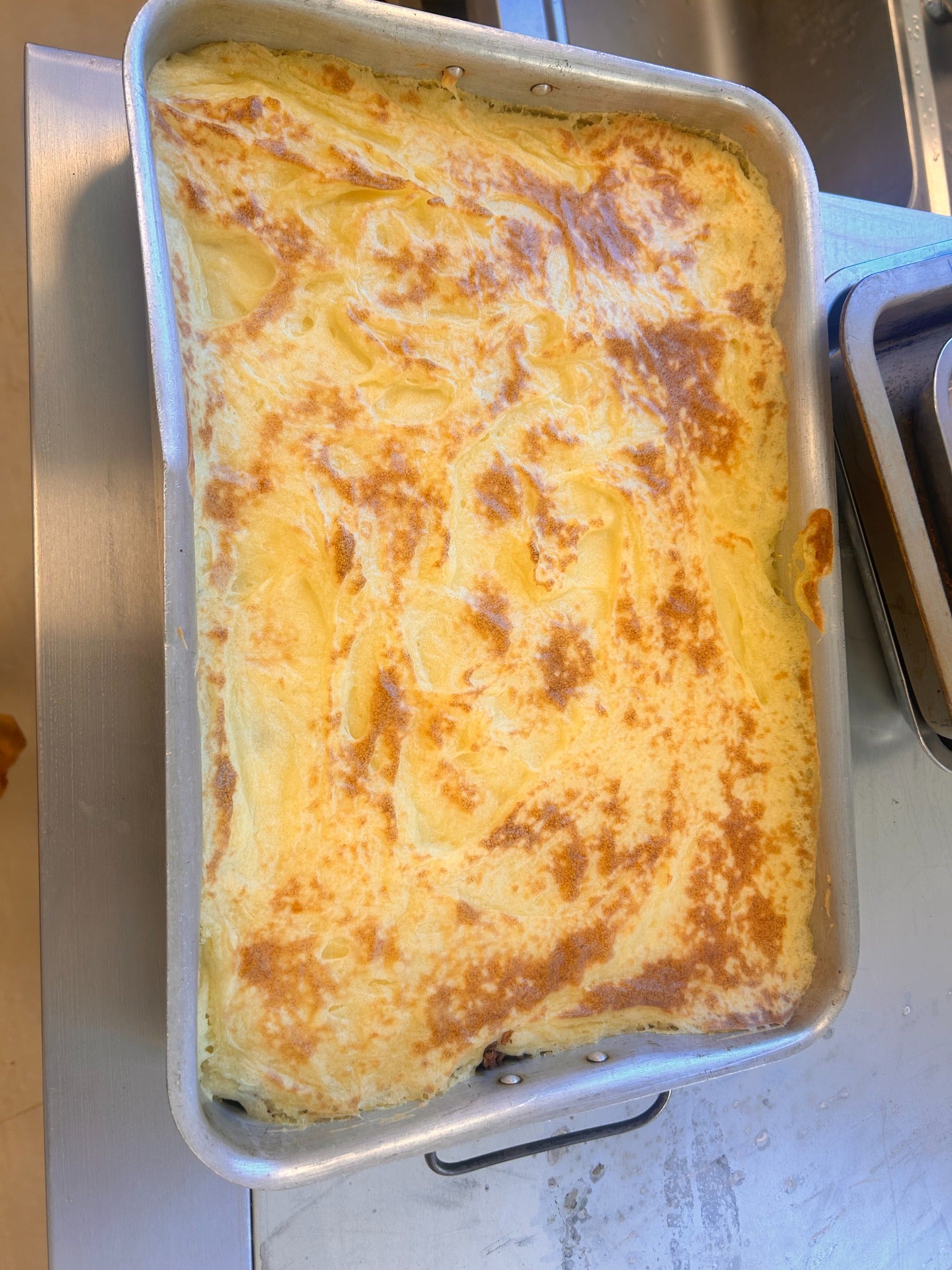 Pastel de papas recién horneado