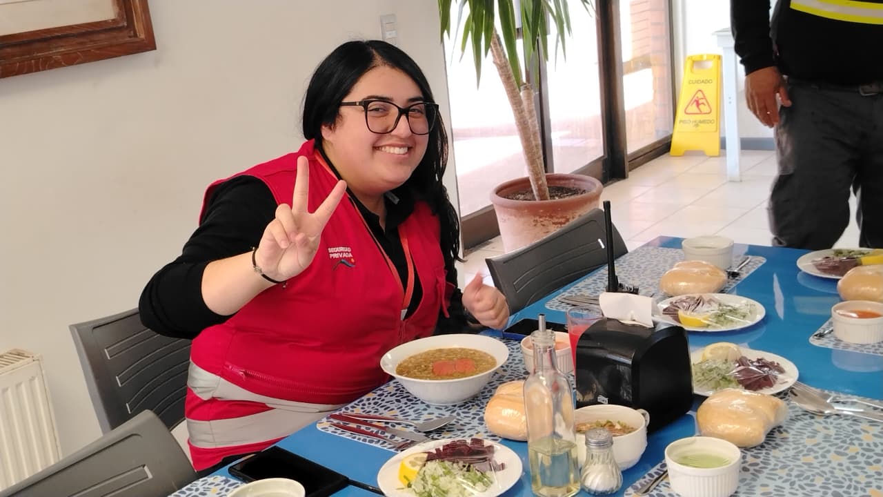 Comensal disfrutando un almuerzo de La Preparada